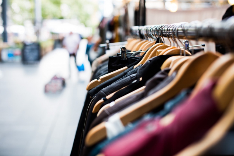magasin-CAGNES SUR MER-min_blur_close_up_focus_hanger_jacket_market_people_rack-1176303